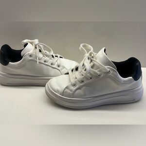 Zara Kids Sneakers - Size 30 White
Gently used and in great condition!